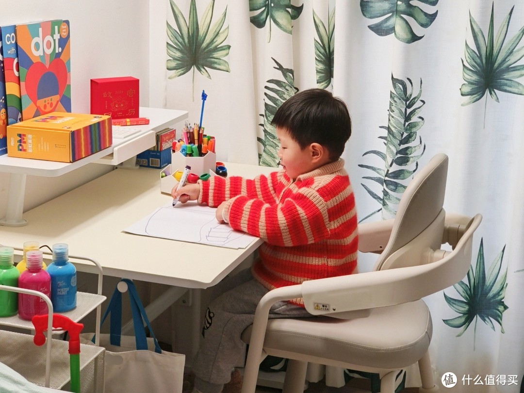 我在房间工作，可乐在学习桌上画画