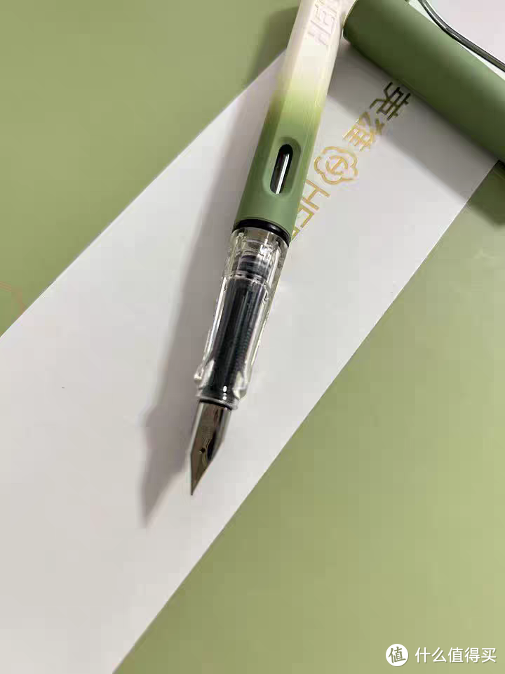 青草绿渐变色钢笔，中学生必备的文具