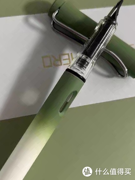 青草绿渐变色钢笔，中学生必备的文具