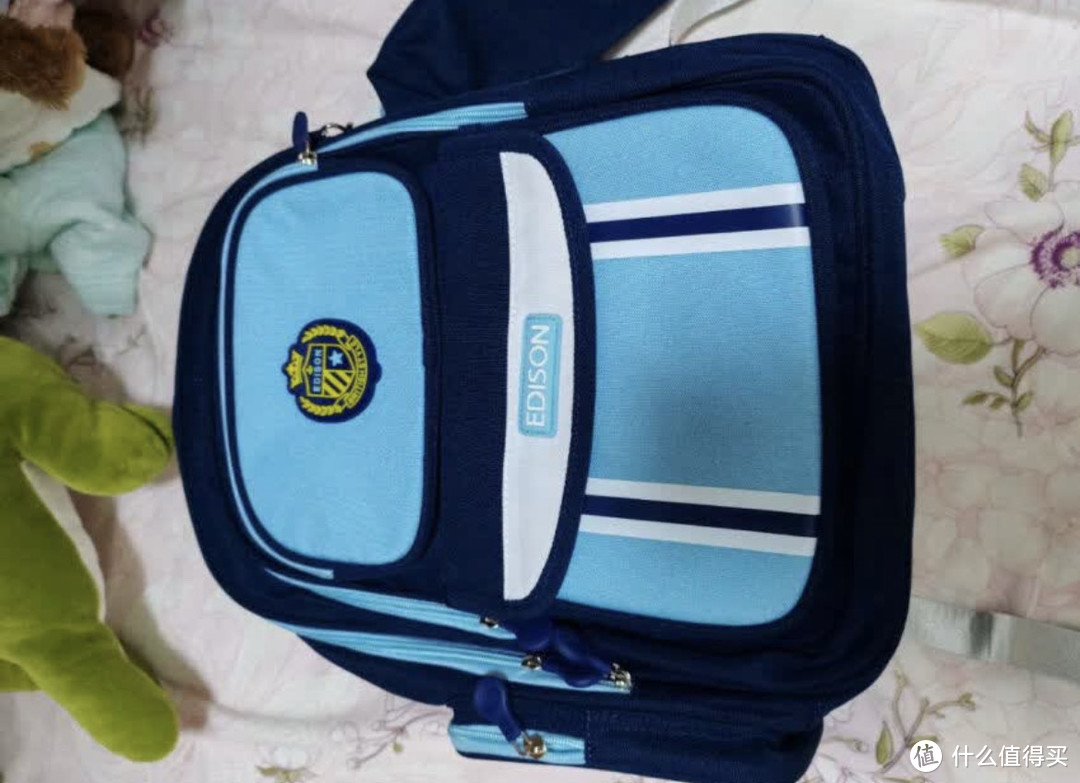 孩子要开学了，给小朋友更换新书包。